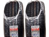 deux pneus sont emballés dans du plastique pour les protéger du soleil