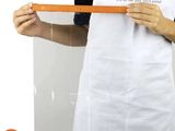 un homme qui tient un bout de papier dans ses mains