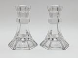 une paire de bougeoirs en verre transparent sur fond blanc