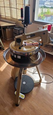 a machine that is sitting on a table in a room