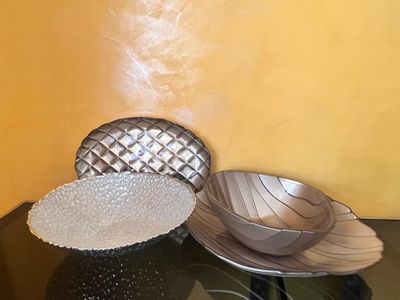 une table en verre sur laquelle se trouvent un bol et une assiette