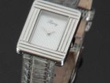 une montre posée sur une surface noire