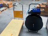 un chariot et une table dans un entrepôt rempli de cartons