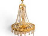 une image représentant un lustre en or orné de perles, suspendu au plafond