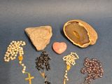 plusieurs types de perles et une pierre sur un fond bleu