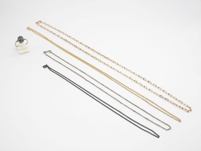 trois types de colliers différents posés sur un fond blanc