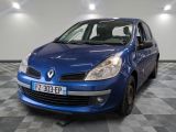 la photo d'une voiture bleue garée dans un garage