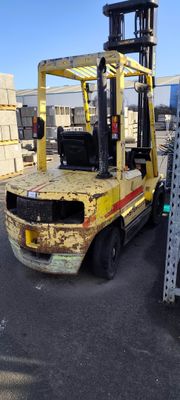 un chariot élévateur garé sur le parking