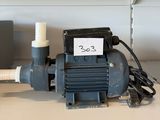 une pompe posée sur un comptoir, avec une étiquette de prix dessus