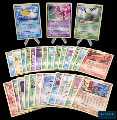 Plusieurs cartes Pokémon sont disposées en rangée sur un fond noir