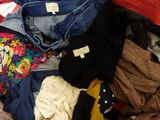 une pile de vêtements sur un lit