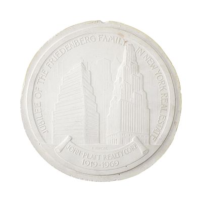 une pièce blanche sur laquelle figure l'image d'un bâtiment