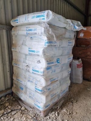 une grande pile de sacs de ciment dans un bâtiment