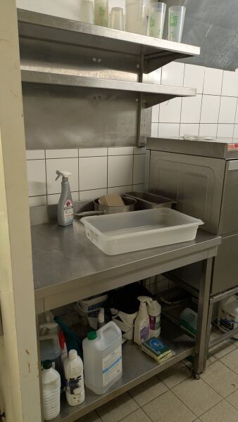 Table en inox à plateau d'entrejambes