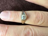 une main de femme portant une bague en diamant