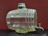 un distributeur d'eau en verre muni d'un robinet