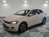 la volkswagen polo blanche est garée sur un carrelage à carreaux