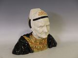 une figurine représentant un homme coiffé d'un chapeau