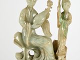 Figurine chinoise en jade sculpté représentant une femme et un enfant
