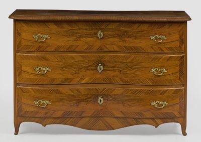 une commode en bois avec des poignées en laiton et un motif en chevrons