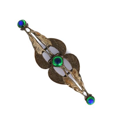 un gros plan d'une broche ornée de perles de verre vertes et bleues