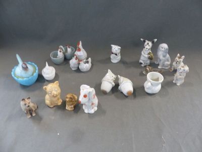 un grand nombre de figurines posées sur une table