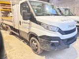 un camion blanc garé dans un garage