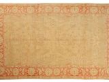un tapis orange et beige sur fond blanc