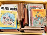 de nombreux livres dans une boîte jaune posée sur la table