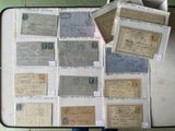 beaucoup de vieux papiers sur la table