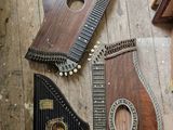 quatre types d'instruments de musique posés par terre