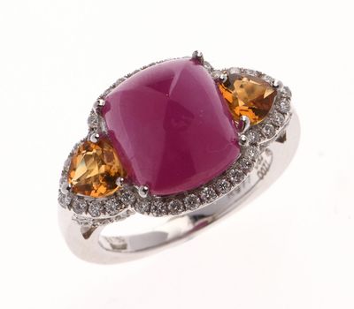 BAGUE en or gris 750 °/°° centrée d'un cabochon de rubis en …