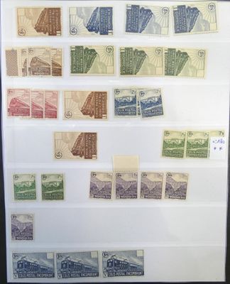 une photo d'une photo d'une collection de timbres exposée