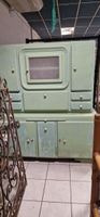 Buffet deux corps des années 1950 peint en vert.