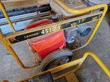une machine posée sur un chariot dans le garage