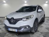 la voiture blanche est garée sur un sol en damier dans le garage