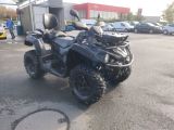 une photo d'un quad noir garé sur un parking