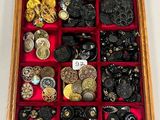 une boîte en bois contenant toutes sortes de boutons