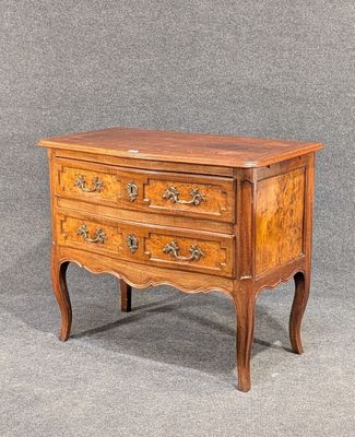 une vieille commode en bois surmontée de tiroirs