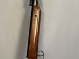 le fusil est posé sur la table, prêt à être utilisé