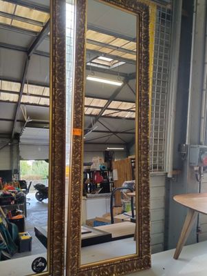 un grand miroir au milieu d'une pièce