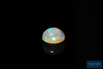 un oplite blanc dans l'obscurité