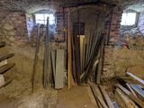 de nombreux morceaux de bois empilés dans une pièce