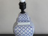 un vase bleu et blanc surmonté d'une ampoule