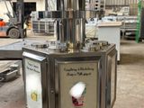 une machine qui se trouve au milieu d'un bâtiment