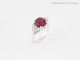 un gros plan d'une bague sertie d'un rubis