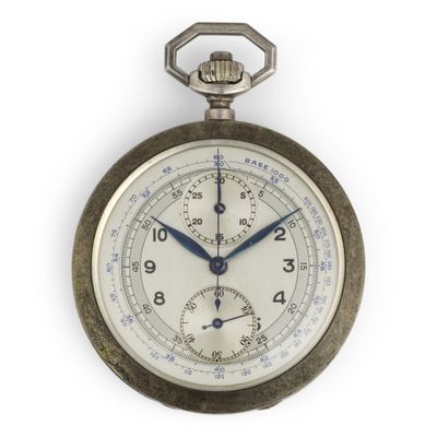 gros plan d'une montre de poche sur fond blanc