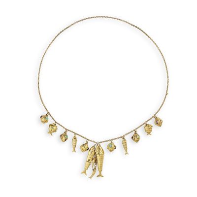 un collier en or orné de poissons, de coquillages et de feuilles