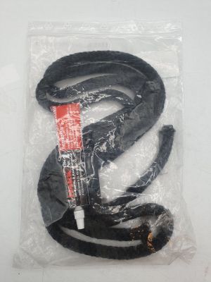un sac en plastique contenant un serpent noir