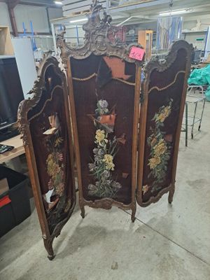 un paravent en bois orné de fleurs et d'oiseaux peints